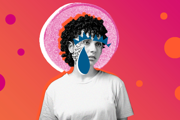 امرأة ودمعة تنهمر من عينها